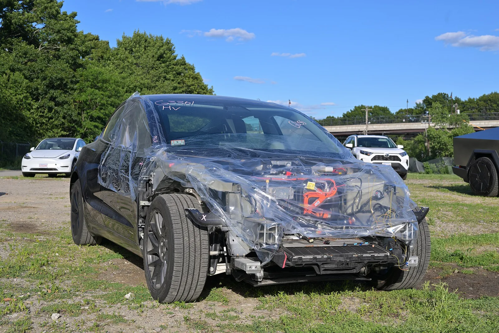 Sähköauto, jonka etuosan koriosia on poistettu ja sähkömoottorin osat näkyvät