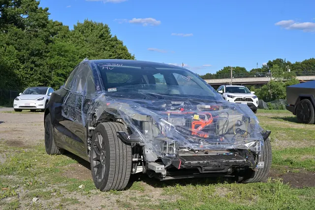 Sähköauto, jonka etuosan koriosia on poistettu ja sähkömoottorin osat näkyvät