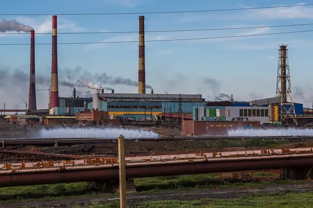 Norilskin nikkeli- ja palladiumtehtaan savupiippuja ja putkistoa